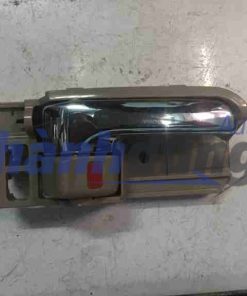 Tay mở cửa trong Toyota Vios