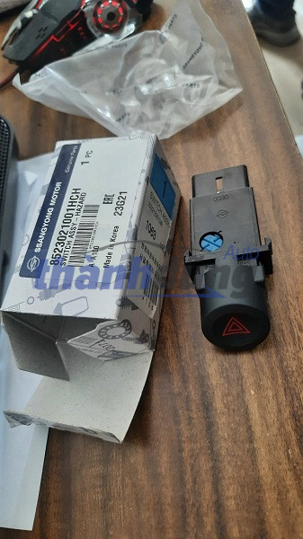 CÔNG TẮC HAZARD DỪNG KHẨN CẤP SSANGYONG STAVIC
