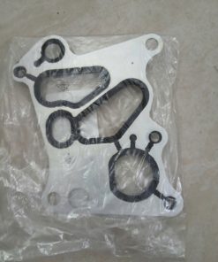 GIOĂNG KÉT SINH HÀN SSANGYONG KORANDO | 6719970945, sản xuất bởi Ssangyong, phụ tùng chính hãng, giá tốt nhất. GIOĂNG KÉT SINH HÀN SSANGYONG KORANDO xuất xứ tại Hàn Quốc Được nhập khẩu và phân phối bởi Hệ thống phân phối phụ tùng ô tô Thành Dũng GIOĂNG KÉT SINH HÀN SSANGYONG KORANDO | 6719970945 GIOĂNG KÉT SINH HÀN SSANGYONG KORANDO hay còn gọi là gioăng két làm mát dầu được lắp đặt tại vị trí giữa két làm mát dầu và lốc máy trong hệ thống làm mát động cơ xe ô tô. Gioăng có dạng vòng tròn với các đường rãnh hoặc gờ để khớp với các mặt tiếp xúc của két sinh hàn và lốc. Gioăng két sinh hàn thường được làm từ cao su tổng hợp hoặc vật liệu chịu nhiệt cao khác, có khả năng đàn hồi tốt và chịu được áp suất cao, đảm bảo độ khít hoàn hảo, hạn chế tối đa rung lắc và tiếng ồn trong quá trình vận hành. Ngăn chặn rò rỉ dầu: Gioăng két sinh hàn đóng vai trò quan trọng trong việc làm kín két sinh hàn với lốc, ngăn chặn dầu máy rò rỉ ra khỏi khoang động cơ xe ô tô. Dầu rò rỉ không chỉ gây lãng phí mà còn có thể dẫn đến hư hỏng động cơ nghiêm trọng. Giữ áp suất hệ thống: Gioăng giúp duy trì áp suất cần thiết trong hệ thống làm mát dầu, đảm bảo lưu thông dầu trơn tru và hiệu quả. Gioăng két sinh hàn giúp đảm bảo hoạt động của két đồng thời khi nhiệt độ của dầu hộp số được duy trì ở mức an toàn, hiệu suất hoạt động của hộp số cũng được cải thiện. Dầu có độ nhớt ổn định sẽ giúp các bộ phận di chuyển mượt mà và giảm ma sát, từ đó tăng hiệu suất và tiết kiệm năng lượng. Do nhiệm vụ làm mát ổ trục, các bể mặt ma sát, dầu nhỏn phải tải nhiệt do ma sát sinh ra đi ra ngoài. Dầu nhờn phải trực tiếp tiếp xúc với các chỉ tiết máy có nhiệt độ cao, nhất là trong khi phun dầu để làm mát đỉnh piston hay làm mát piston-xilanh. Để đảm bảo độ nhót dầu nhờn, đảm bảo khả năng bôi trơn và các đặc tính lý hoá khác, cần phải làm mát dầu nhờn để đảm bảo cho nhiệt độ dầu được ổn định. Xe tương thích: SSANGYONG KORANDO SSANGYONG ACTYON 2006-2014 SSANGYONG KYRON SSANGYONG STAVIC Thành Dũng Auto là một trong những đơn vị cung cấp phụ tùng ô tô uy tín, chuyên nghiệp, với nhiều năm kinh nghiệm trong ngành, được khách hàng đánh giá cao về chất lượng và dịch vụ. Chúng tôi cam kết mỗi sản phẩm mang đến cho khách hàng đều đạt chuẩn và đáp ứng mọi nhu cầu của khách hàng.